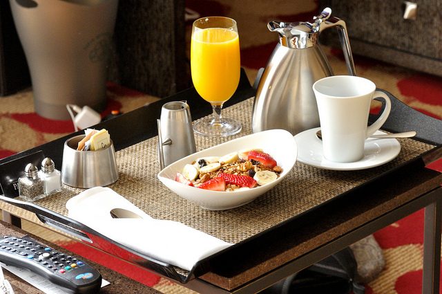 Hilton slutar med room service.