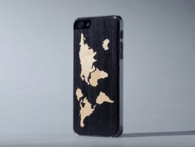 iPhoneskal i trä med världskarta