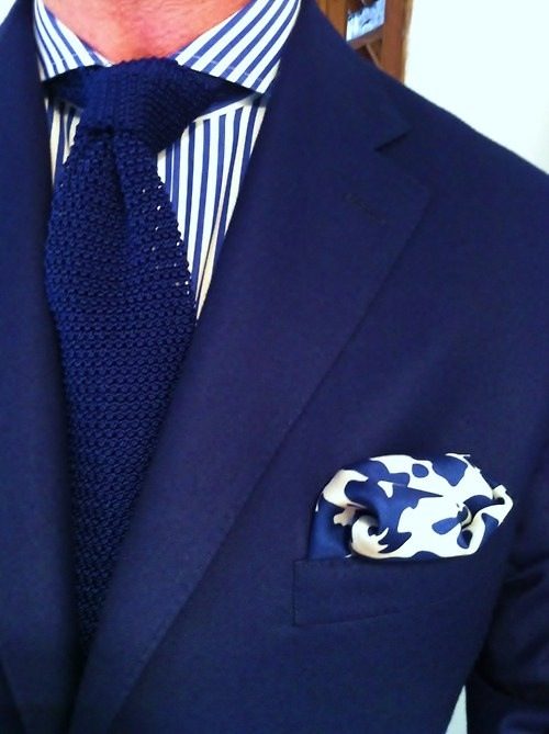 Navy-blå-kostym-bröstnäsduk