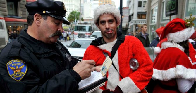 jultomtar-i-slagsmål-santacon-new-york-2013