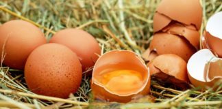 knäcka ägg enkelt utan kladd
