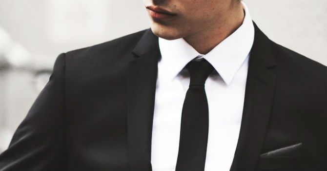 svart kostym på bröllop