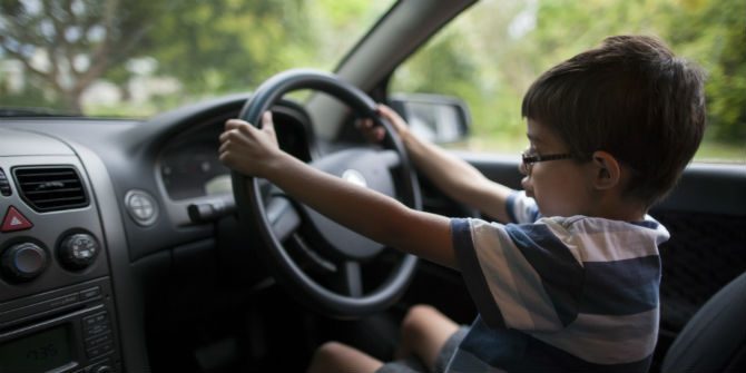 låta barn köra bil