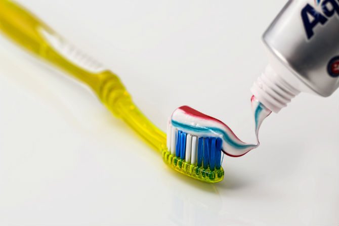 varför får man gula tänder orsak