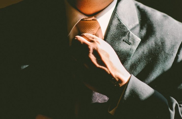 klädkod mörk kostym