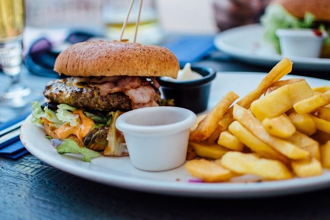 äta nyttigt ute på restaurang hamburgare