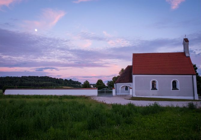 Gäst På En Begravning kyrka