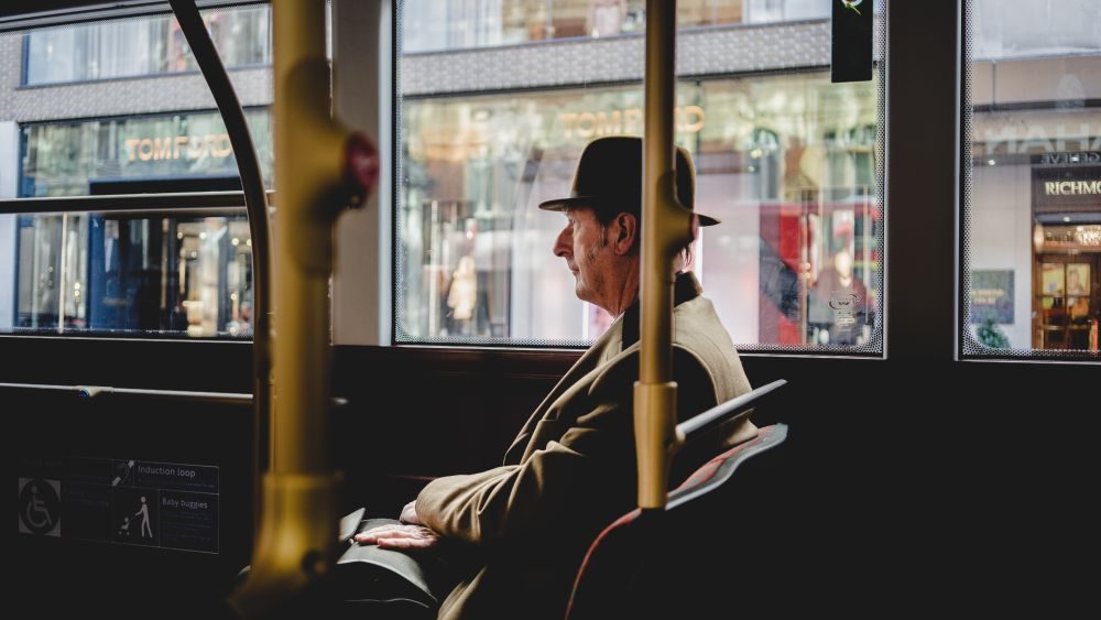 klassiskt manligt beteende lämna plats på buss och tåg