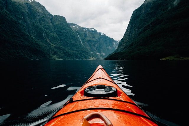 paddla kajak i en fjord