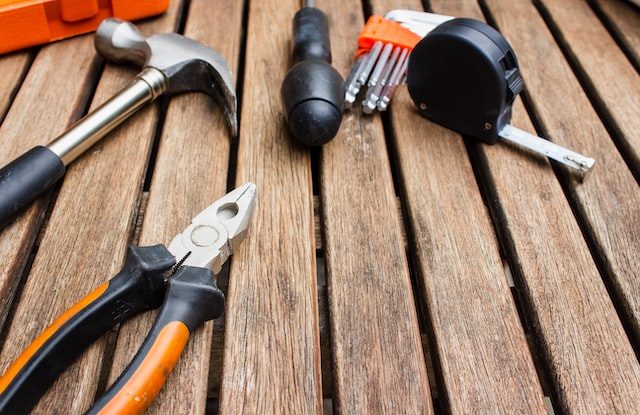 bra verktyg att ha hemma tång hammare