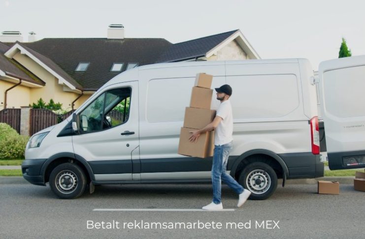 fördelar med att anlita flyttfirma man bär kartonger
