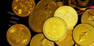 hög med bitcoin på bord