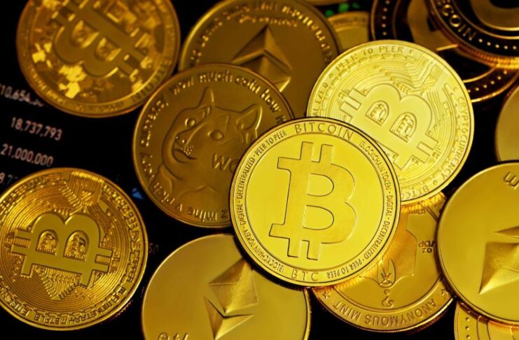 hög med bitcoin på bord