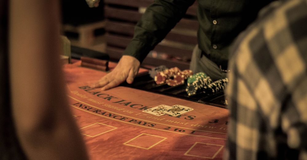 blackjack bord röd matta man hand