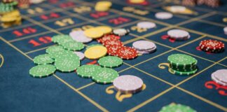 pokermarker på grönt bord