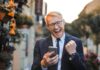 man med telefon som hejar