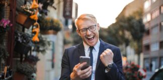 man med telefon som hejar