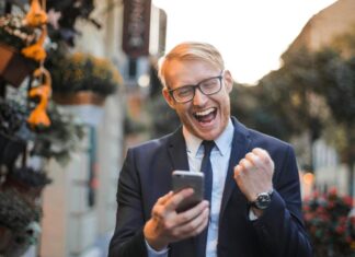 man med telefon som hejar