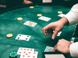 Realtidsdata Stärker Säkerheten På Nätcasinon blackjack-bord-spelkort