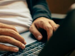 händer vid dator laptop