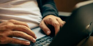 händer vid dator laptop