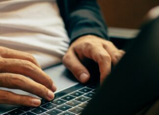 händer vid dator laptop