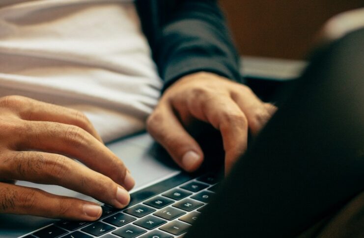 händer vid dator laptop