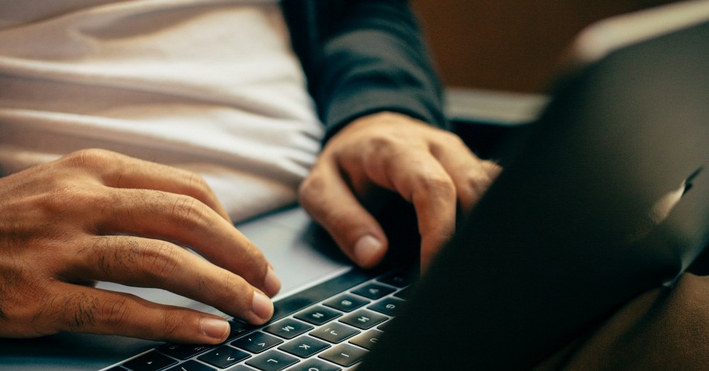 händer vid dator laptop händer vid dator laptop